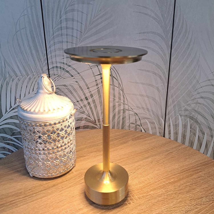 Codice. 3287-Lampa da tavolo senza fili di acciaio verniciato in oro